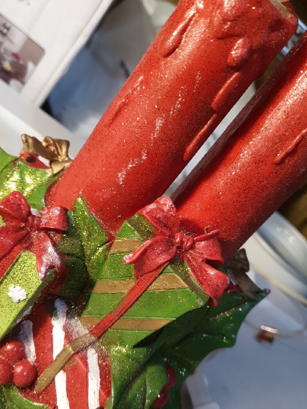💜 Red LED Christmas Candle Pair with Holly and Gifts - Picture 3 of 13